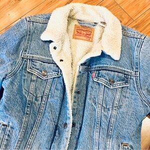 Levi’s fleece Sherpa lined denim jean jacket coat - trending trucker coat medium